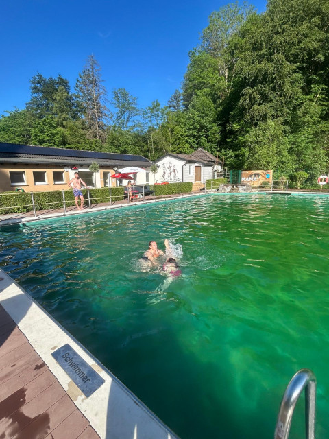 Kristallklares Wasser, Rekordbesuche und ein Blick in die Zukunft: Das Naturbad Veischedetal startet durch!