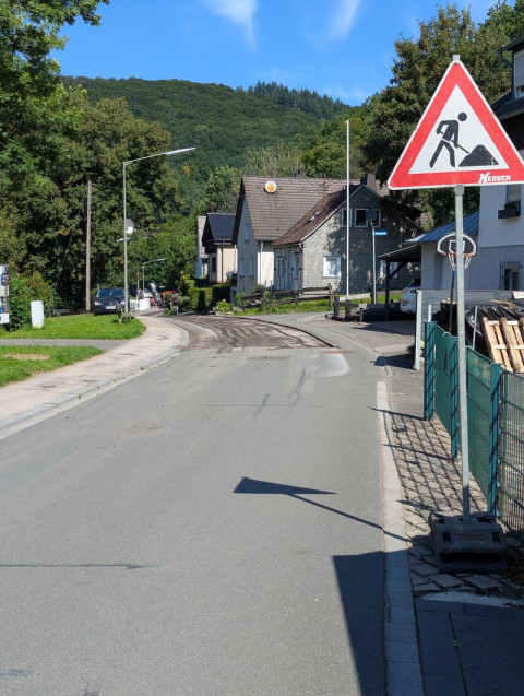 Baustelle in Bremke: Fahrbahndecke wird saniert